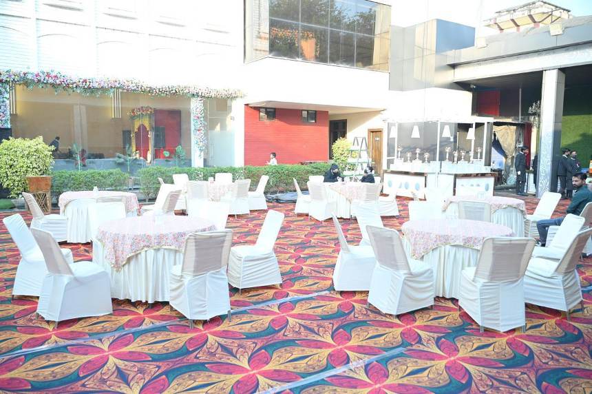 Open-Air Lawn Setting